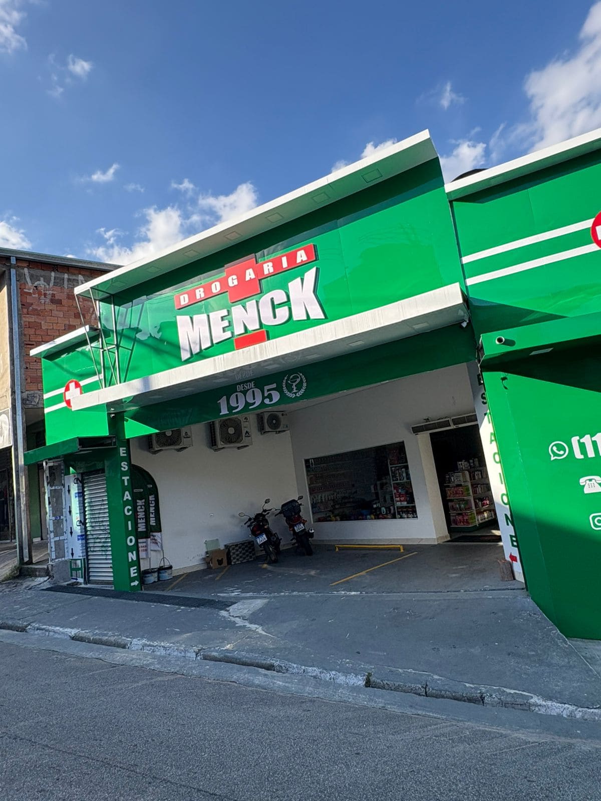 Drogaria Menck fachada ampla ACM